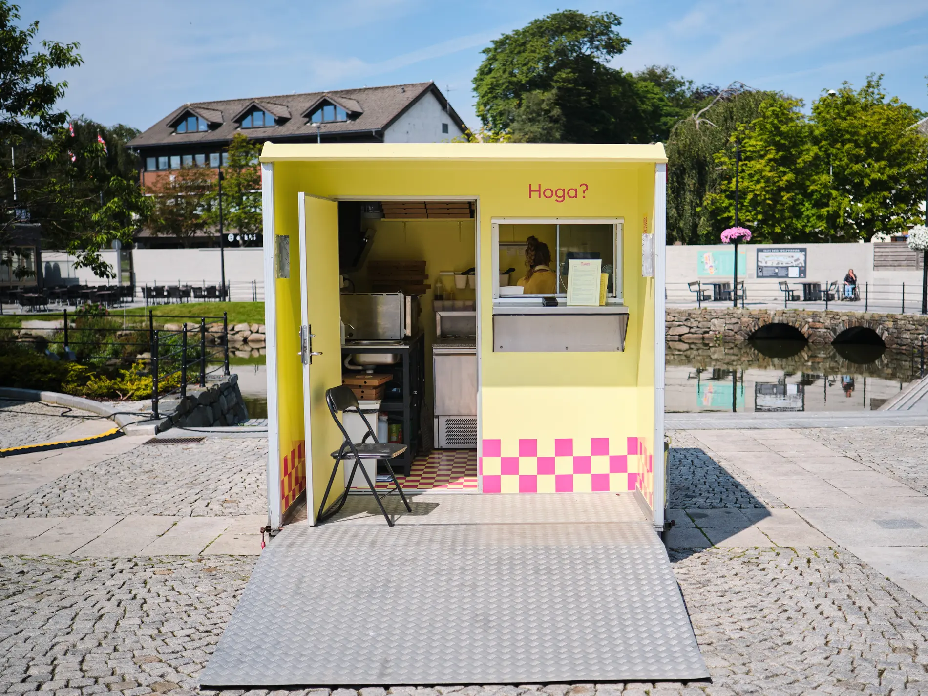 Den gule Hoga Pizza-vogna på Bryne Torg – serverer handlaga pizza med lokale råvarer.